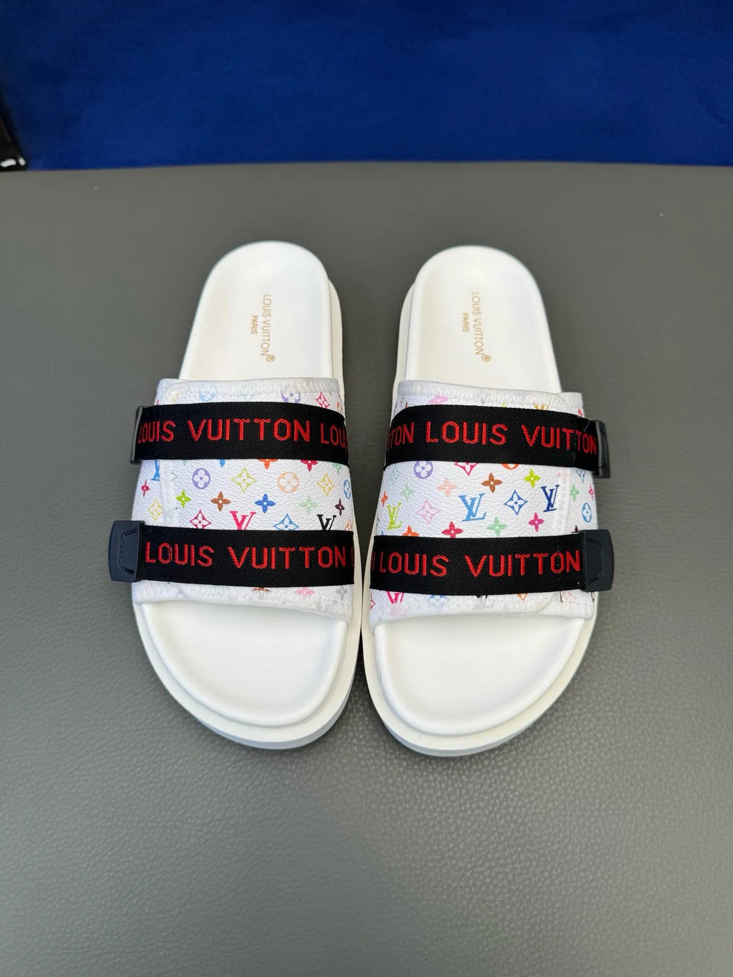 [L Home] P: 340💰Size: 38-45 Top purchasing lv men's summer slippers, classic presbyopia with soft real leather lining, unique color splicing effect, distinctive personality, fashionable and trendy essential style, light and comfortable. Lightweight and tough rubber insole, micro ridged foam outsole, super comfortable!